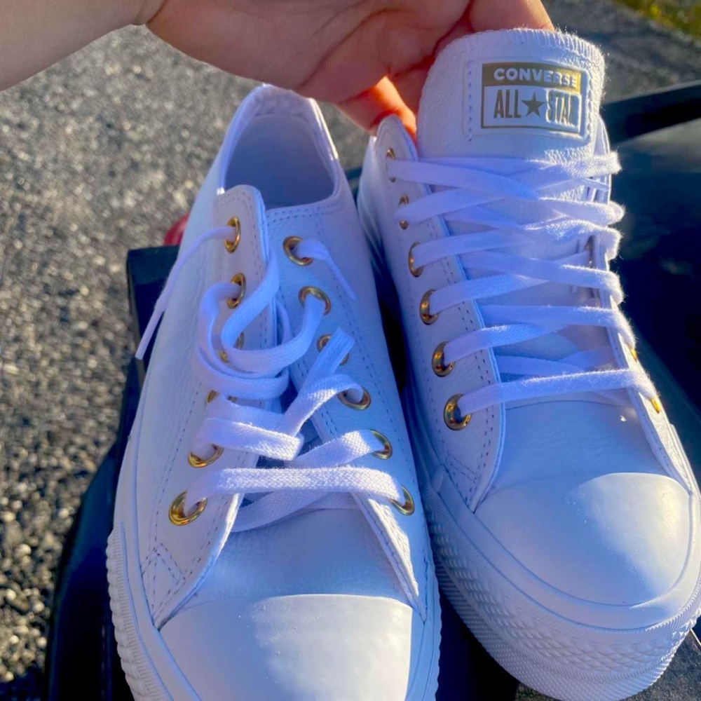 Ladies size 5 converse pump